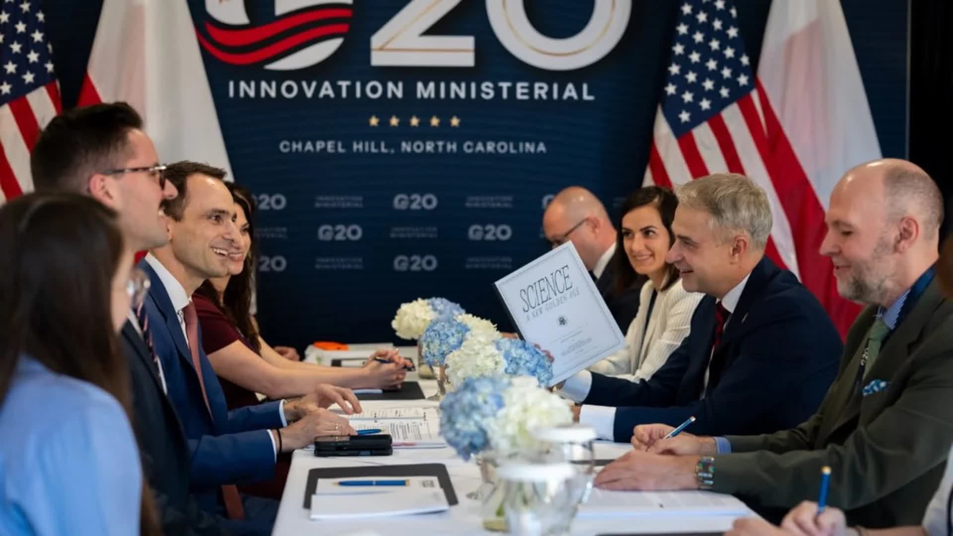 Делегати преглеждат документи по време на G20 Innovation Ministerial в Chapel Hill, Северна Каролина, 1–2 септември 2026 г.