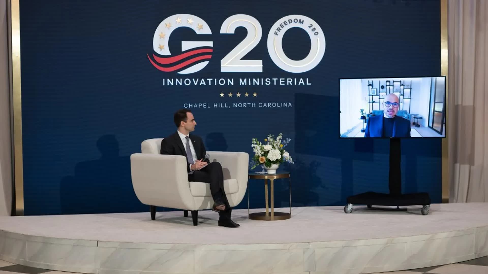 Демис Хасабис участва чрез видеовръзка в G20 Innovation Ministerial в Chapel Hill, Северна Каролина, 1 септември 2026 г.